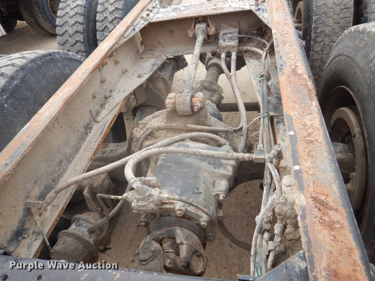 image for item DH8013 1993 International 9200  truck cab and chassis