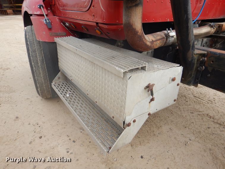 image for item DH8013 1993 International 9200  truck cab and chassis