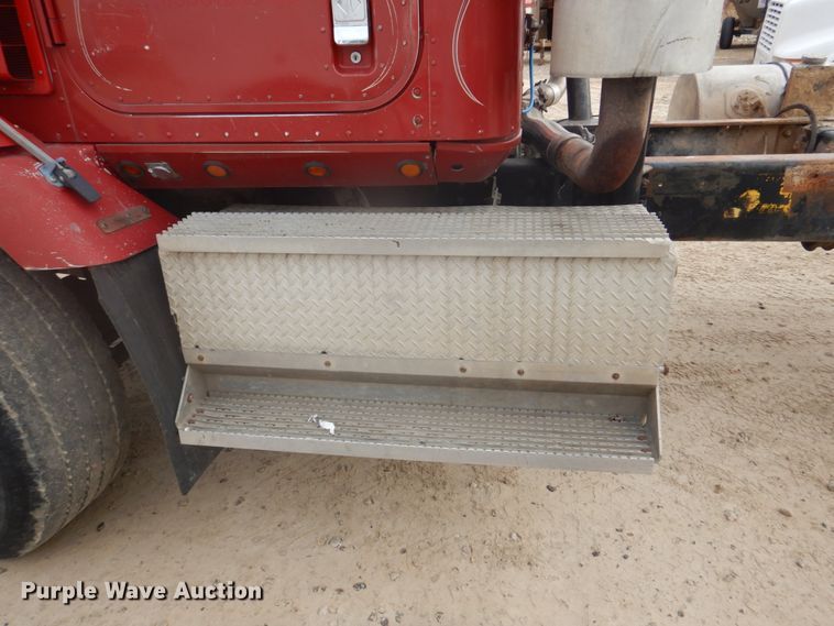 image for item DH8013 1993 International 9200  truck cab and chassis