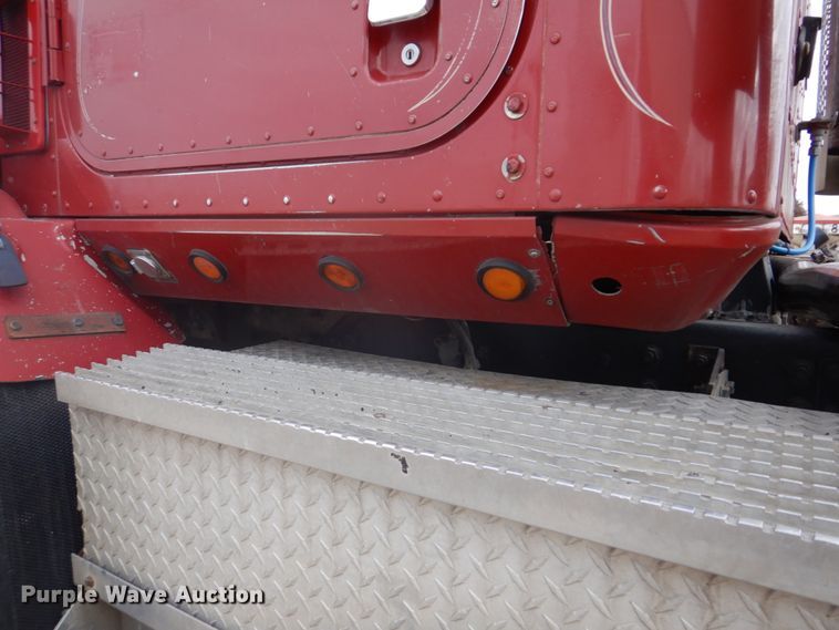 image for item DH8013 1993 International 9200  truck cab and chassis