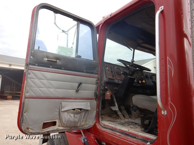 image for item DH8013 1993 International 9200  truck cab and chassis