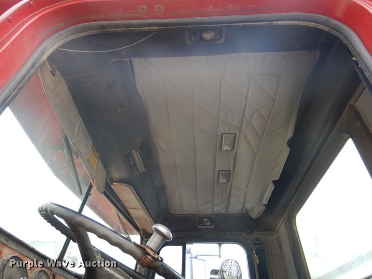 image for item DH8013 1993 International 9200  truck cab and chassis