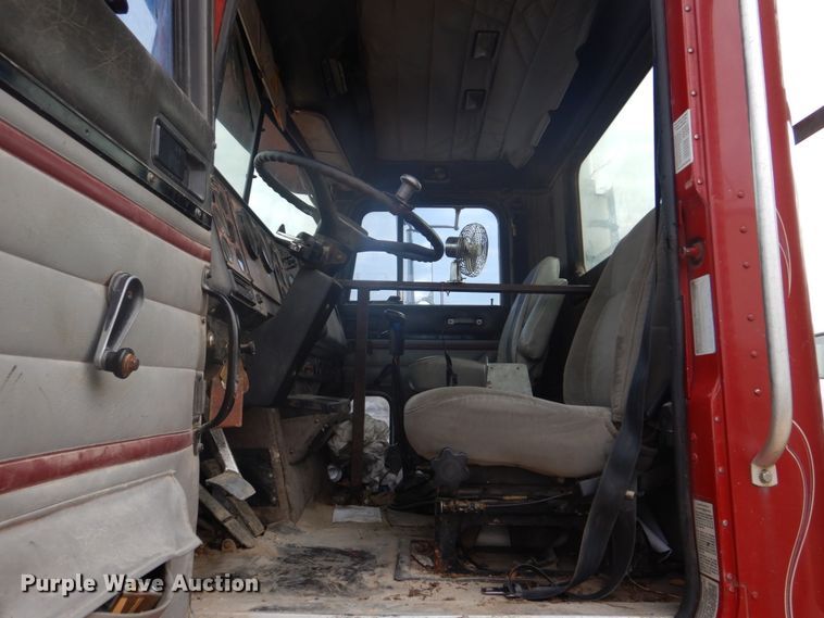 image for item DH8013 1993 International 9200  truck cab and chassis