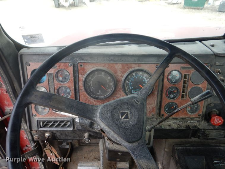 image for item DH8013 1993 International 9200  truck cab and chassis