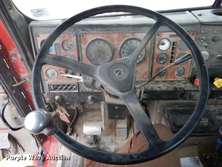 image for item DH8013 1993 International 9200  truck cab and chassis