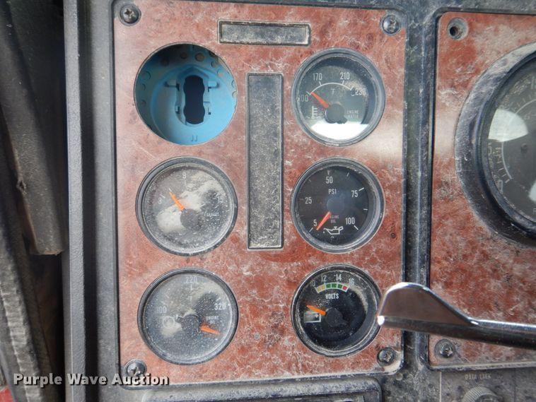 image for item DH8013 1993 International 9200  truck cab and chassis