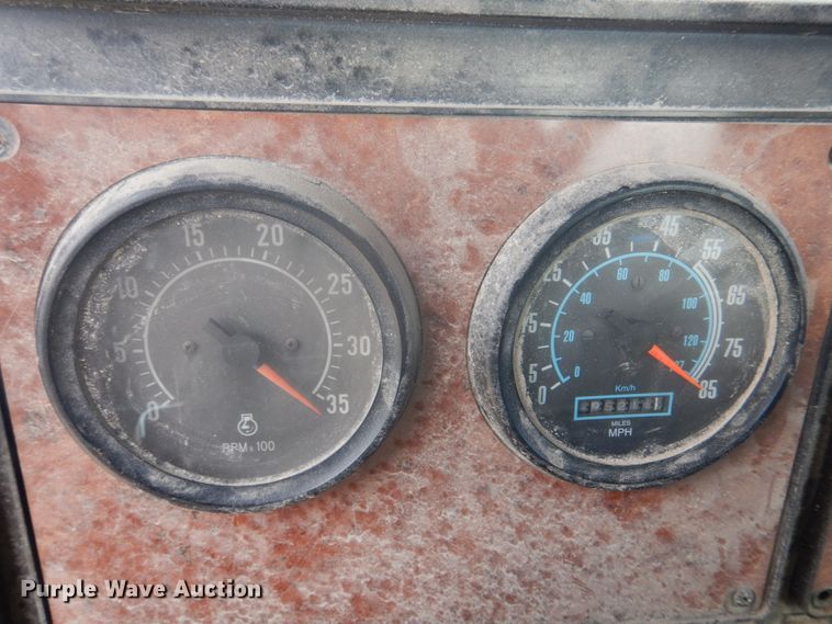 image for item DH8013 1993 International 9200  truck cab and chassis