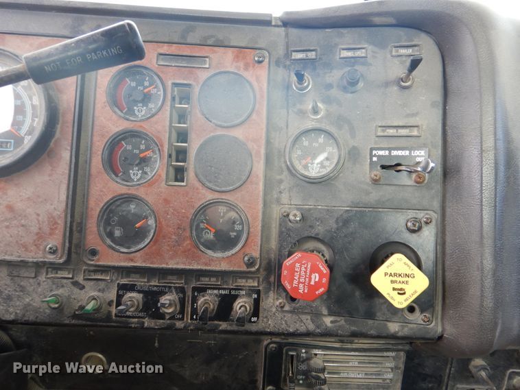 image for item DH8013 1993 International 9200  truck cab and chassis