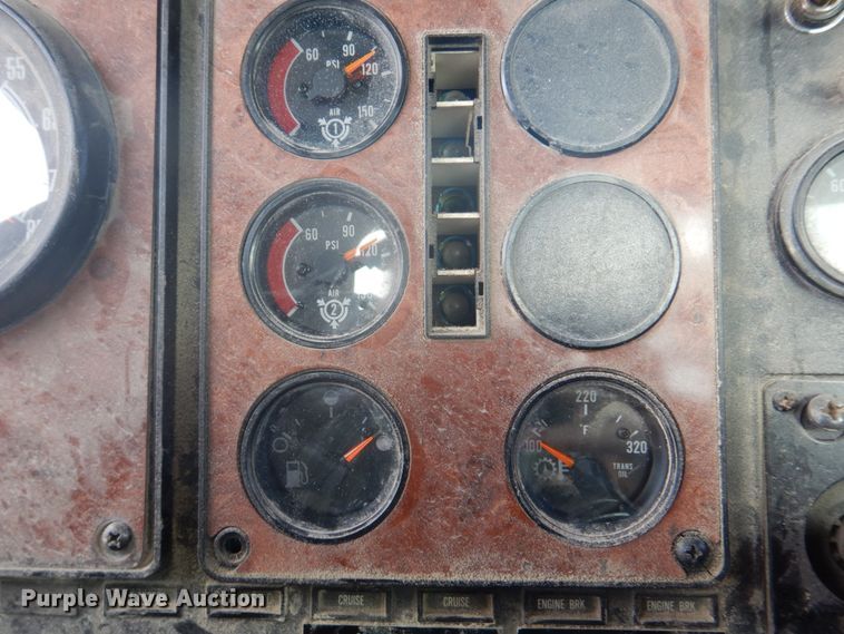 image for item DH8013 1993 International 9200  truck cab and chassis