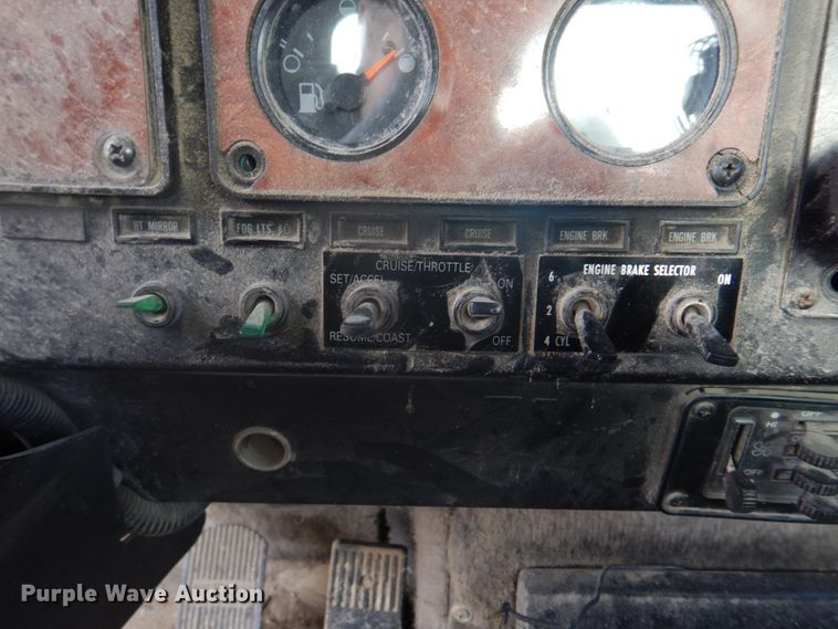 image for item DH8013 1993 International 9200  truck cab and chassis