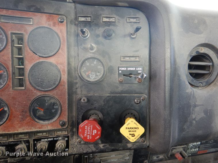 image for item DH8013 1993 International 9200  truck cab and chassis