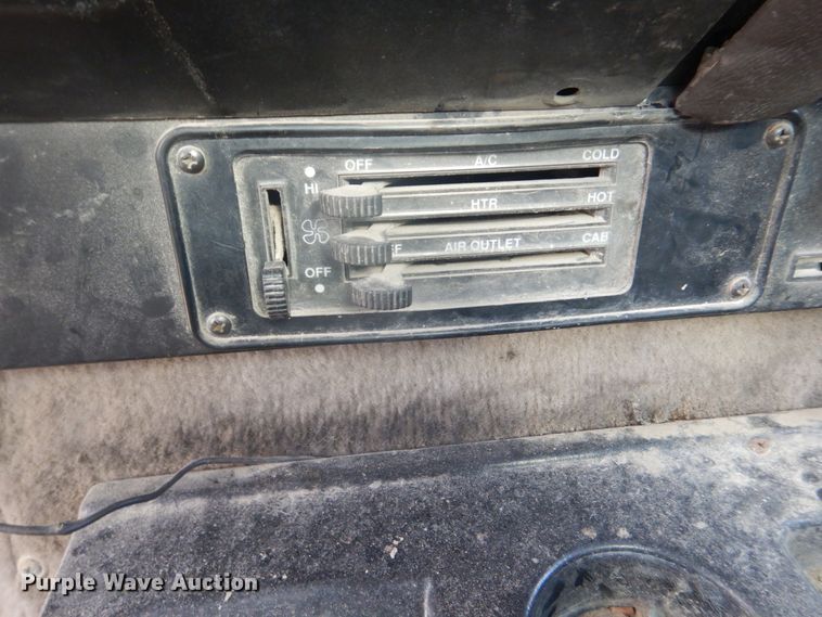 image for item DH8013 1993 International 9200  truck cab and chassis