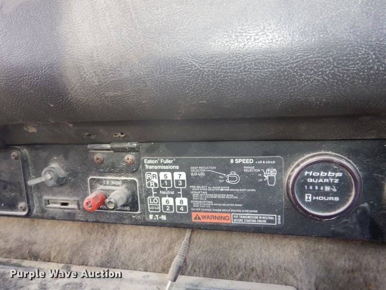 image for item DH8013 1993 International 9200  truck cab and chassis