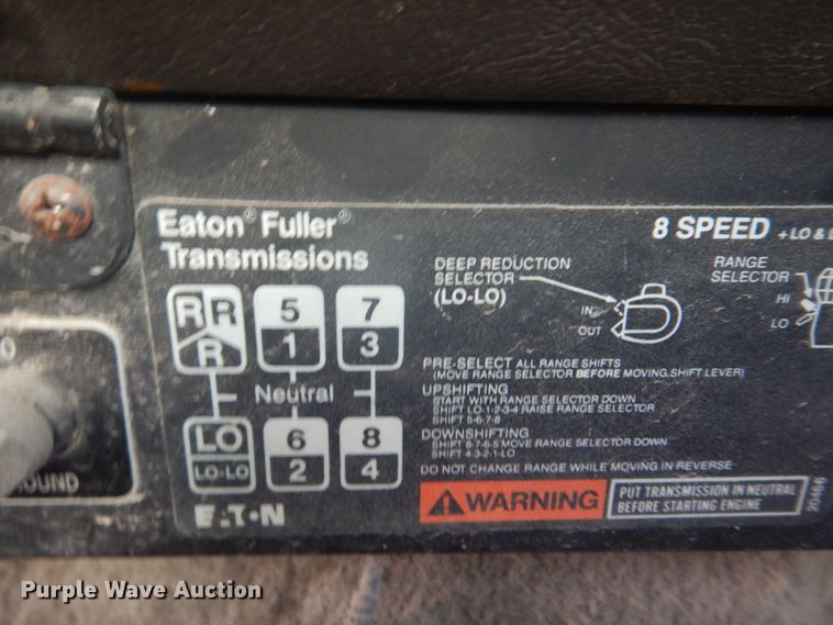 image for item DH8013 1993 International 9200  truck cab and chassis