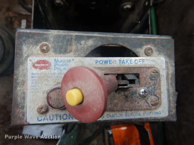 image for item DH8013 1993 International 9200  truck cab and chassis