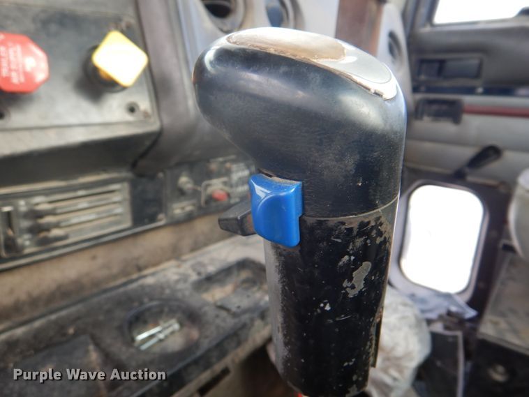 image for item DH8013 1993 International 9200  truck cab and chassis