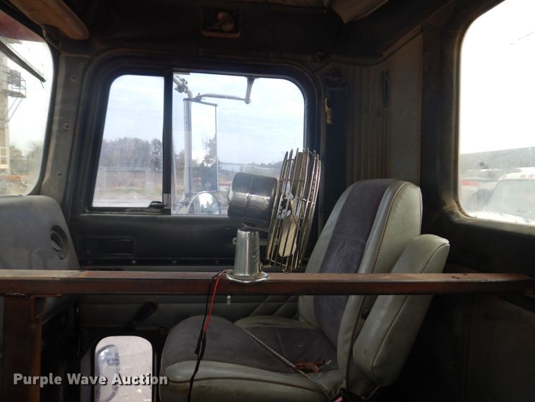 image for item DH8013 1993 International 9200  truck cab and chassis