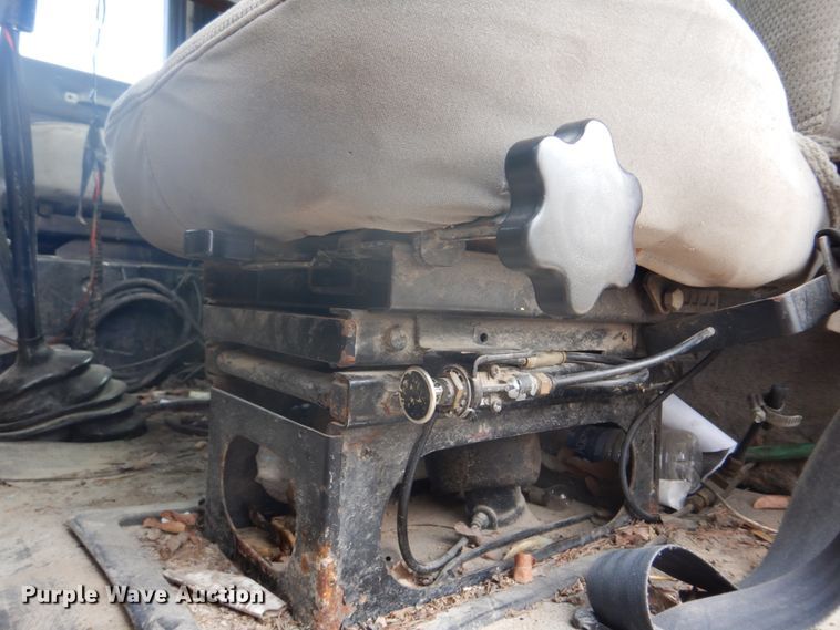 image for item DH8013 1993 International 9200  truck cab and chassis