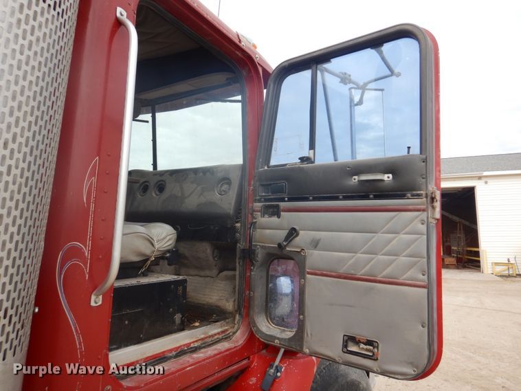 image for item DH8013 1993 International 9200  truck cab and chassis