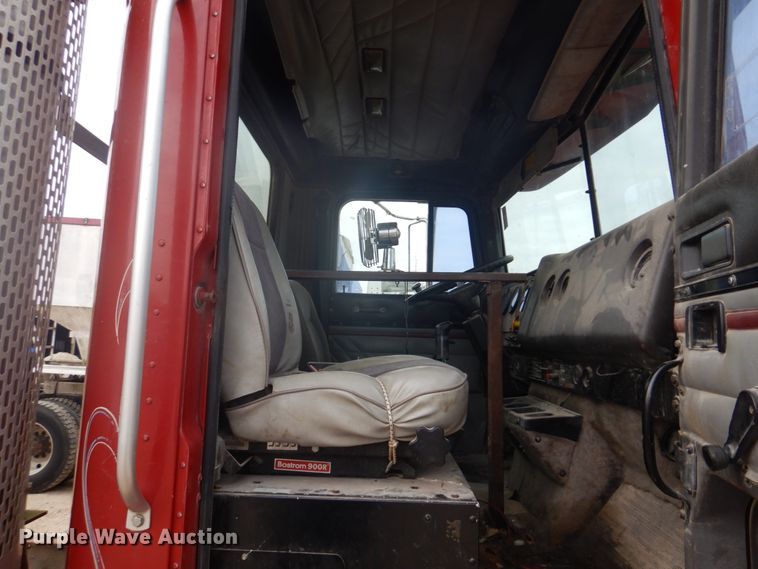 image for item DH8013 1993 International 9200  truck cab and chassis