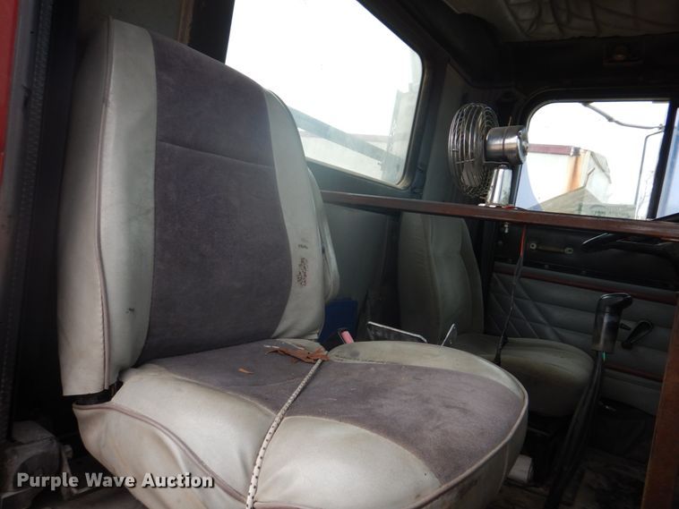 image for item DH8013 1993 International 9200  truck cab and chassis