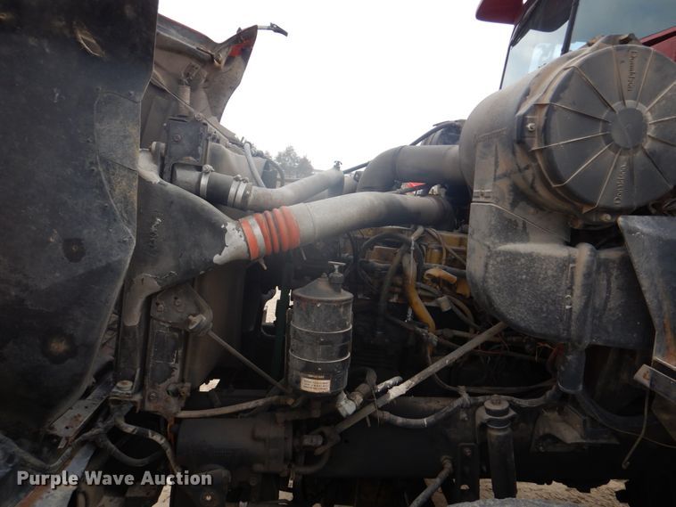 image for item DH8013 1993 International 9200  truck cab and chassis