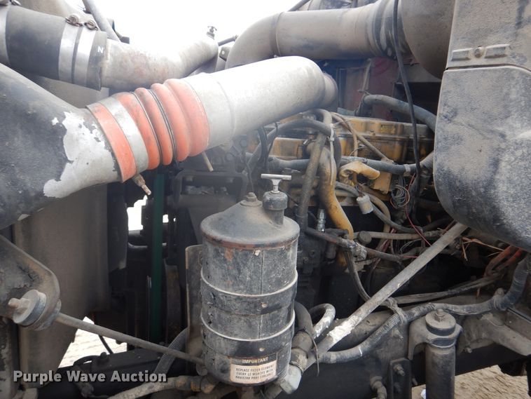 image for item DH8013 1993 International 9200  truck cab and chassis