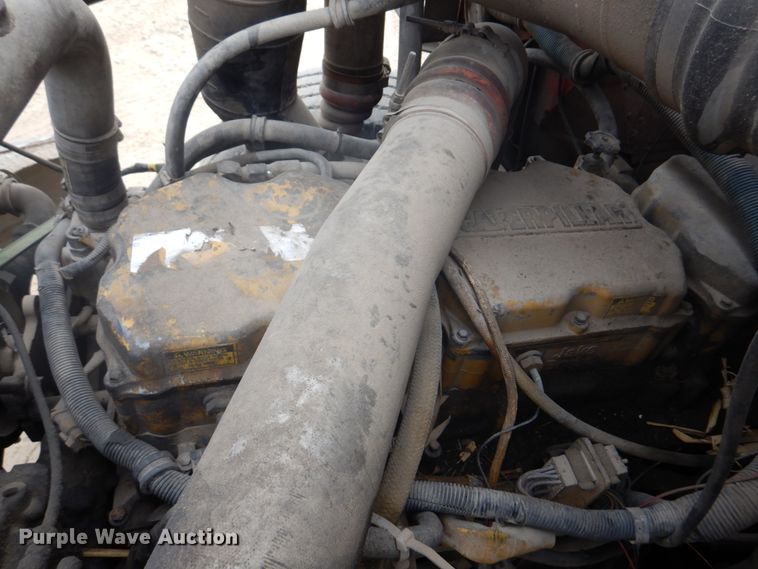 image for item DH8013 1993 International 9200  truck cab and chassis