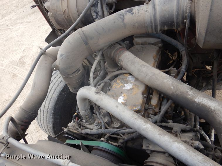 image for item DH8013 1993 International 9200  truck cab and chassis