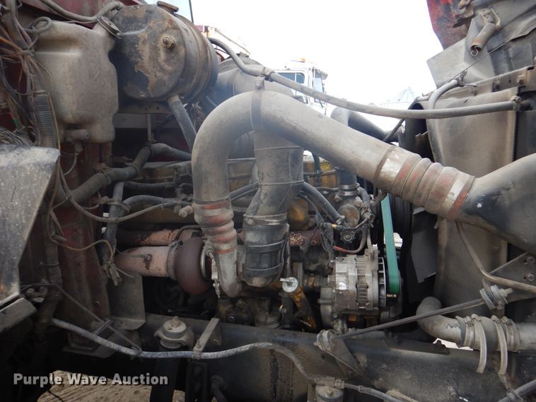 image for item DH8013 1993 International 9200  truck cab and chassis