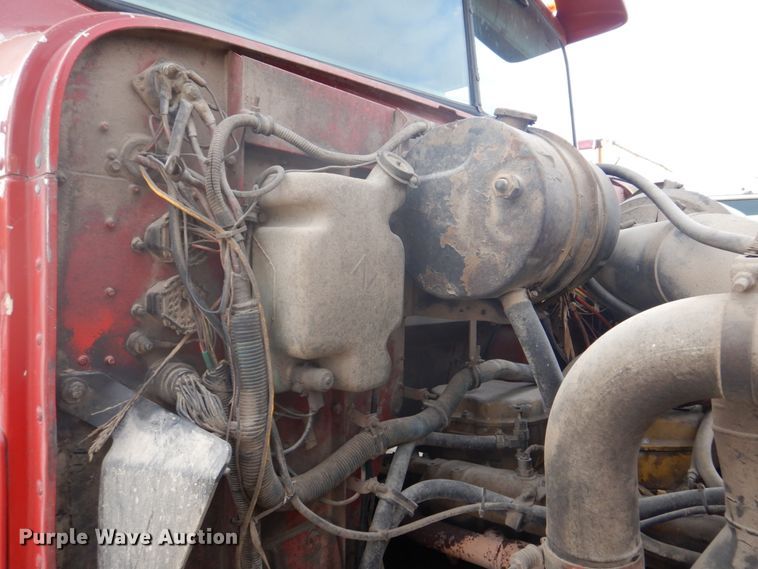 image for item DH8013 1993 International 9200  truck cab and chassis