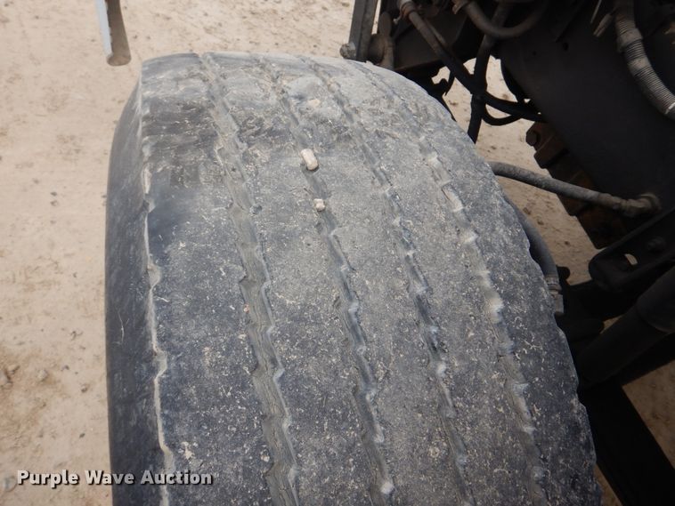 image for item DH8013 1993 International 9200  truck cab and chassis