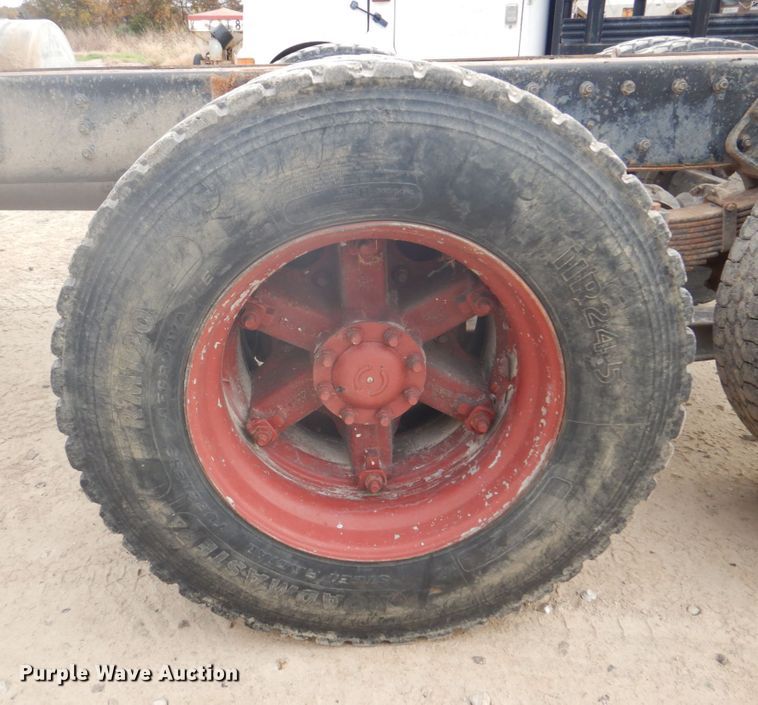 image for item DH8013 1993 International 9200  truck cab and chassis