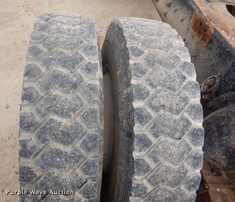 image for item DH8013 1993 International 9200  truck cab and chassis