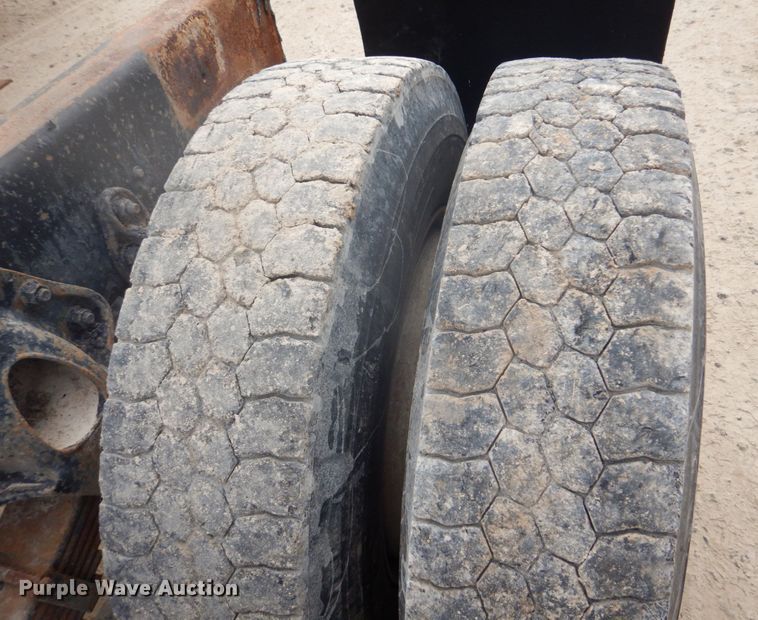 image for item DH8013 1993 International 9200  truck cab and chassis