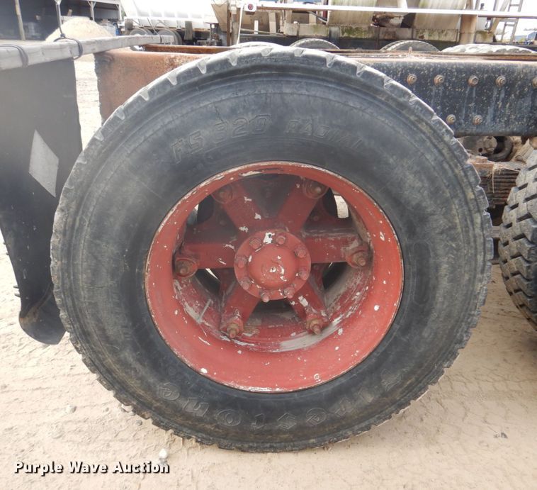 image for item DH8013 1993 International 9200  truck cab and chassis