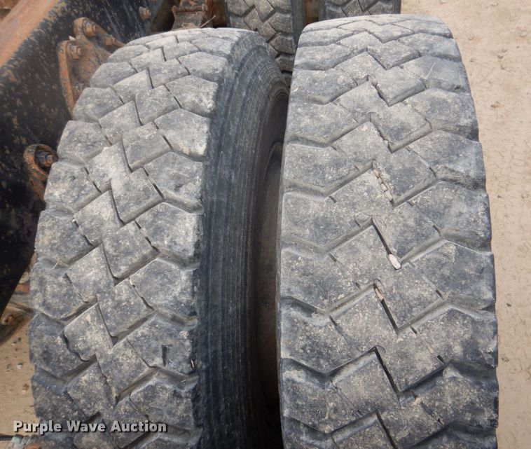 image for item DH8013 1993 International 9200  truck cab and chassis