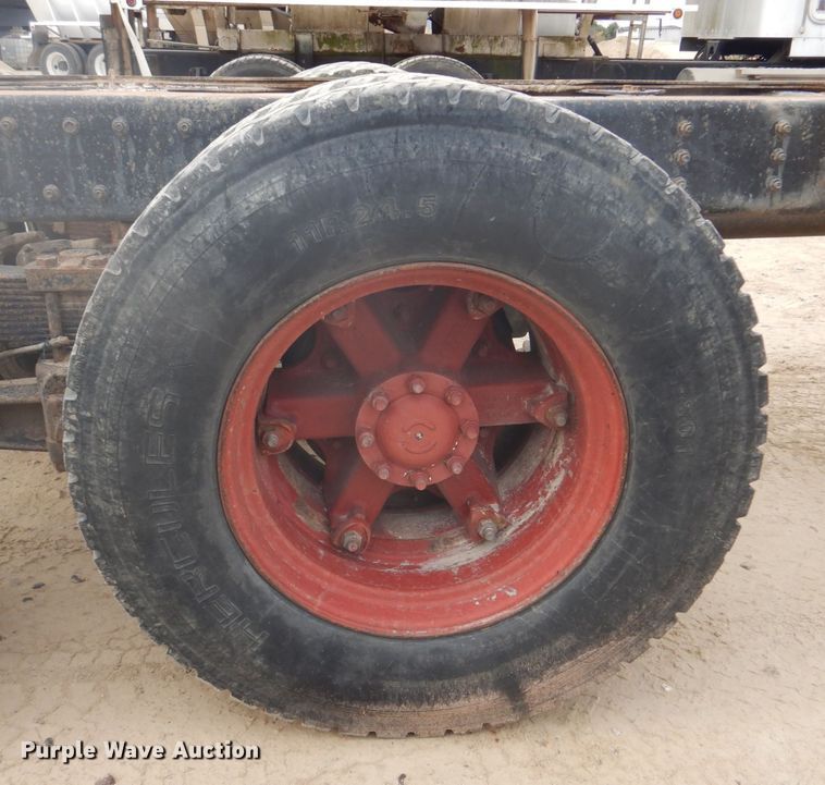 image for item DH8013 1993 International 9200  truck cab and chassis