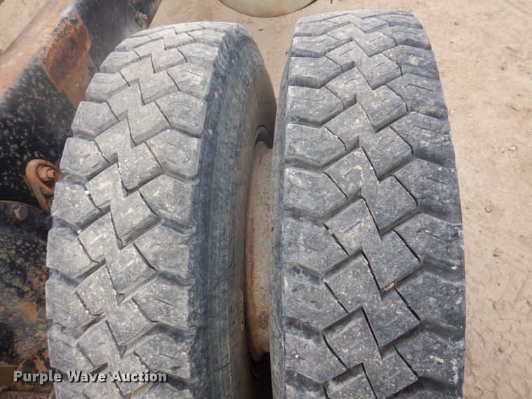 image for item DH8013 1993 International 9200  truck cab and chassis