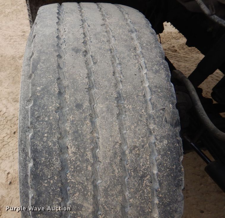 image for item DH8013 1993 International 9200  truck cab and chassis