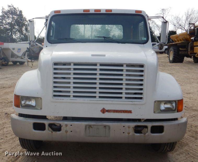 image for item DH8015 1991 International 4600  flatbed truck