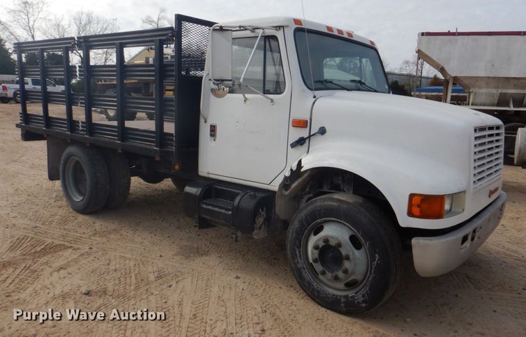 image for item DH8015 1991 International 4600  flatbed truck