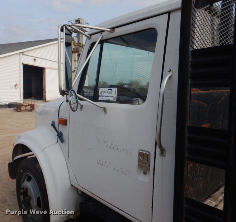 image for item DH8015 1991 International 4600  flatbed truck