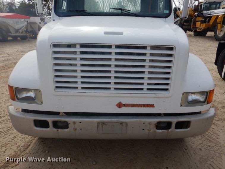 image for item DH8015 1991 International 4600  flatbed truck