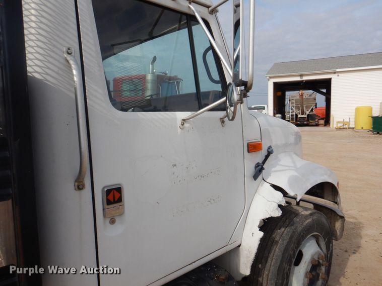 image for item DH8015 1991 International 4600  flatbed truck