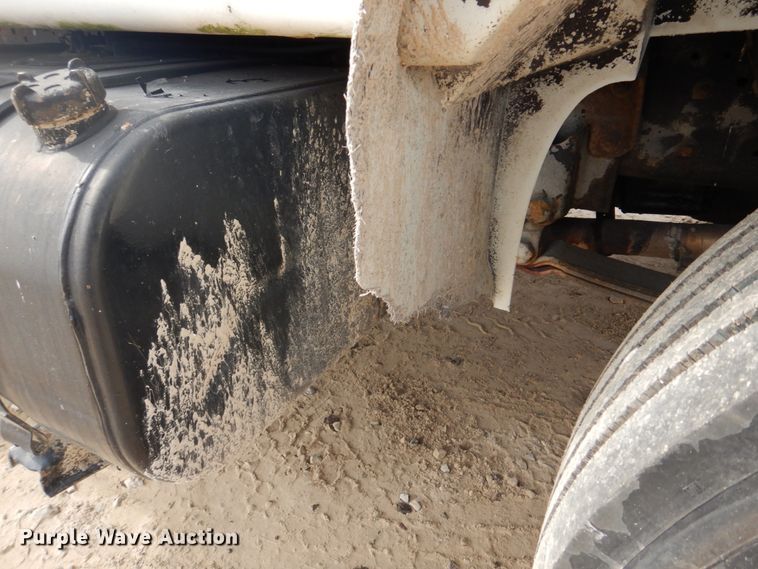 image for item DH8015 1991 International 4600  flatbed truck