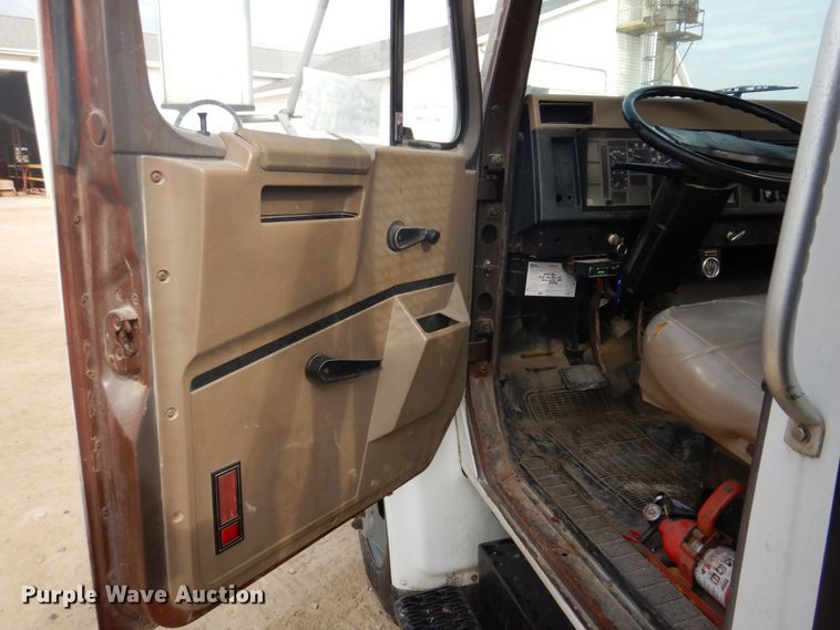 image for item DH8015 1991 International 4600  flatbed truck