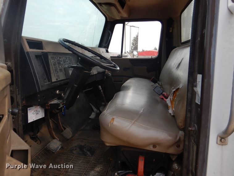 image for item DH8015 1991 International 4600  flatbed truck