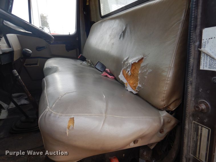 image for item DH8015 1991 International 4600  flatbed truck