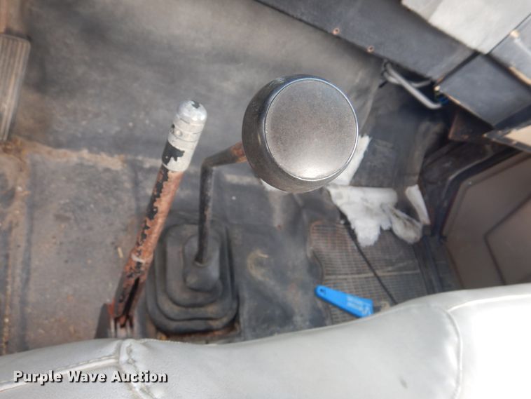 image for item DH8015 1991 International 4600  flatbed truck